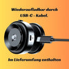 Schwarze kabellose Ohrhörer, die mit einem USB-C-Kabel geladen werden.