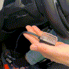 Installation/Einbau des Head Up Display OBD. 1. Obd stecker eintecken, Klebestreifen auf dem HUD montieren und das Gerät auf dem Armaturenbrett befestigen.