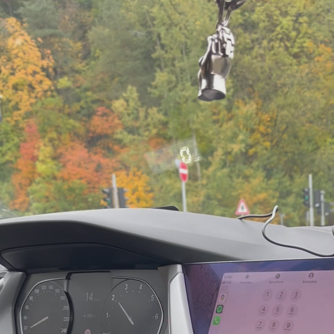 Fahrszene Beschleunigung Auto mit HUD GPS