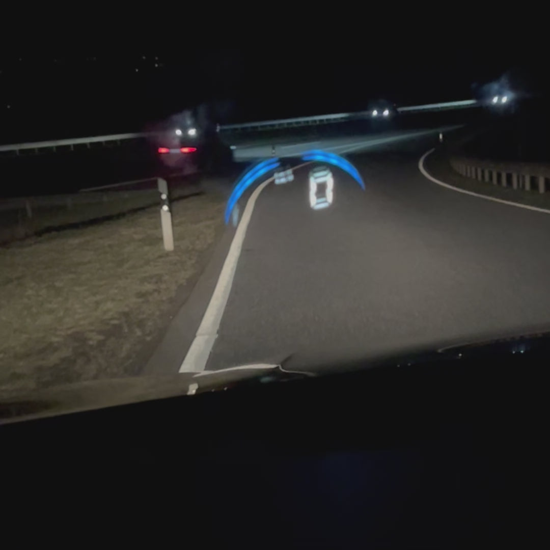 0-100 Beschleunigungsszene mit Fokus auf dem Headupdisplay mit OBD-2 Stecker