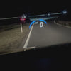 0-100 Beschleunigungsszene mit Fokus auf dem Headupdisplay mit OBD-2 Stecker